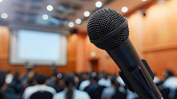 ai generato microfono voce altoparlante con pubblico o studenti nel seminario aula, conferenza sala o conferenza incontro nel educativo attività commerciale evento per ospite, insegnante foto