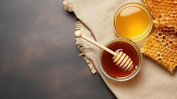 ai generato miele nel bicchiere vaso e miele mestolo su di legno sfondo foto