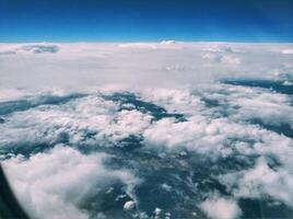 contrasto foto di nuvole dietro a il aereo oblò