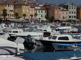 Barche nel porto a Rovigno, Croazia. foto