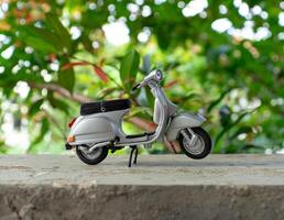 miniatura classico scooter su il cemento pavimento con natura sfondo. dopo alcuni modifiche. foto