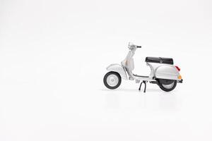 miniatura classico scooter su bianca sfondo. dopo alcuni modifiche. foto