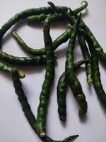 verde peperoncini isolato su bianca sfondo. verde chili con ritaglio sentiero e pieno profondità di campo. impostato o collezione foto