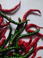 naturale speziato rosso e verde peperoncini. biologico fresco chili peperoni isolato su bianca. foto