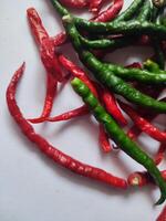 naturale speziato rosso e verde peperoncini. biologico fresco chili peperoni isolato su bianca. foto