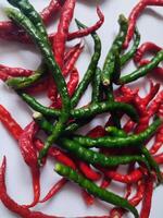 naturale speziato rosso e verde peperoncini. biologico fresco chili peperoni isolato su bianca. foto