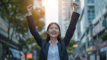 ai generato giovane eccitato fiducioso orgoglioso asiatico attività commerciale donna vincitore indossare completo da uomo in piedi su strada, raccolta mani, sensazione potenza, foto