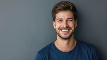 ai generato vicino su ritratto di sorridente bello tipo nel blu maglietta isolato su grigio sfondo foto