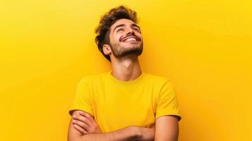 ai generato contento gioioso sorridente giovane indiano uomo guardare a parte su pensiero di nuovo bene opportunità, sognare foto