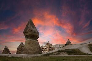 bellissimo paesaggio Cappadocia pietra e goreme nazionale parco nevsehir tacchino. sorprendente tramonto e incredibile cielo foto