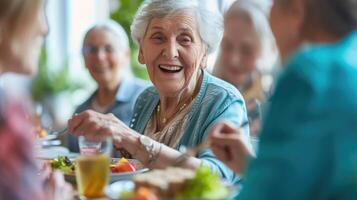 ai generato gruppo di anziano amici comunicare mentre mangiare pranzo nel assistenza infermieristica casa. messa a fuoco è su contento donna. foto