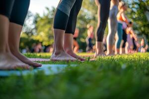 ai generato all'aperto yoga sessione a tramonto. piano terra Visualizza di dei partecipanti piedi su yoga stuoie nel un' parco, Abbracciare una persona benessere e armonia con natura foto