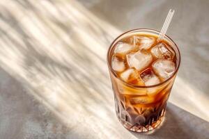 ai generato un' bicchiere bicchiere di freddo caffè su un' tavolo su un' biancheria tovagliolo. ai generato. foto