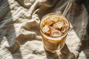 ai generato un' bicchiere bicchiere di freddo caffè su un' tavolo su un' biancheria tovagliolo. ai generato. foto