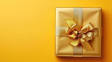 ai generato regalo scatola con d'oro raso nastro e arco su giallo sfondo.vacanze regalo con compleanno o Natale regalo, piatto posizione, superiore Visualizza, contento madre giorno copia spazio foto