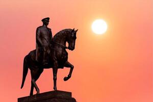 ataturk statua su il cavallo con tramonto. 10 novembre ataturk commemorazione giorno concetto. foto