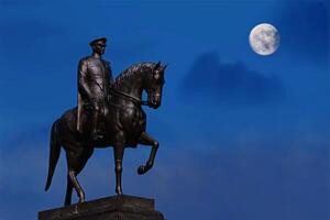 ataturk statua su il cavallo con Luna. 10 novembre ataturk commemorazione giorno concetto. foto