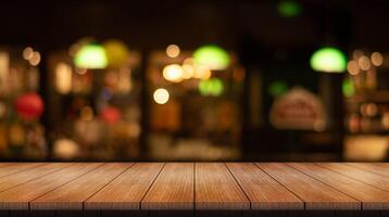 vuoto di legno tavolo superiore con luci bokeh su sfocatura ristorante sfondo. foto
