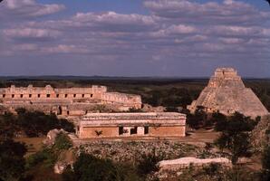 uxmal maya rovine, Yucatan, Messico. tempio di il mago su sinistra, convento di suore quadrilatero superiore Giusto, del governatore palazzo inferiore Giusto. foto