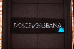 dolce io gabbana memorizzare a attraverso monte napoleone strada nel Milano, Italia. uno di il maggior parte lussuoso le zone nel il città, con molti famoso negozi. lusso e moda concetto. Milano, Italia 2.12.2023 foto