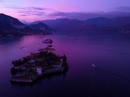 bellissimo tramonto su Lago maggiore. fuco Visualizza di il isola bella. borromeo isole Isola bella e Isola dei pescatori. Italia, Stresa, lago maggiore. 3.01.2024 foto