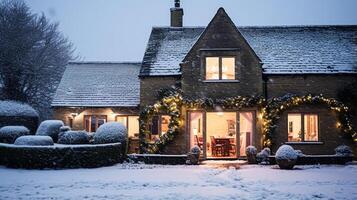 ai generato Natale nel il campagna, Villetta e giardino decorato per vacanze su un' nevoso inverno sera con neve e vacanza luci, inglese nazione messa in piega foto