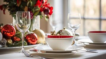 Natale vacanza famiglia colazione, tavolo ambientazione arredamento e festivo tavolozza, inglese nazione e casa messa in piega foto