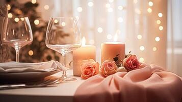 festivo Data notte tablescape idea, cena tavolo ambientazione per Due e Natale, nuovo anno, san valentino giorno arredamento, inglese nazione casa messa in piega foto