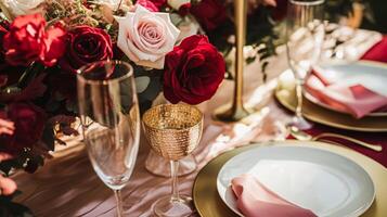 ai generato nozze e evento celebrazione tablescape con fiori, formale cena tavolo ambientazione con Rose e vino, elegante floreale tavolo arredamento per cena festa e vacanza decorazione, casa messa in piega foto