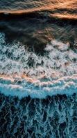 ai generato alto angolo di Visualizza di idilliaco spiaggia con schiumoso onde e vuoto spazio per testo. paesaggio superiore Visualizza Immagine di Paradiso spiaggia. foto