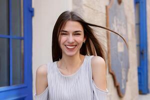 bella ragazza guardare a voi e sorridente foto