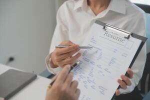 vicino su Visualizza di lavoro colloquio nel ufficio, messa a fuoco su curriculum vitae scrittura Consigli, datore di lavoro rivedere bene CV di preparato qualificato richiedente, reclutatore considerando applicazione, hr manager fabbricazione assumere decisione foto