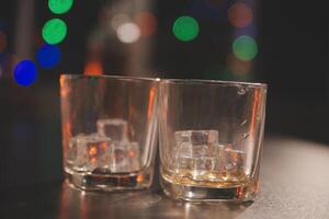 celebrazione notte, versare whisky in un' bicchiere. dare per amici chi venire per celebrare foto