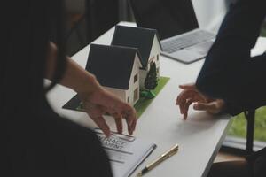 attività commerciale firma un' contrarre acquistare - vendere Casa, assicurazione agente analizzando di casa investimento prestito vero tenuta concetto. foto