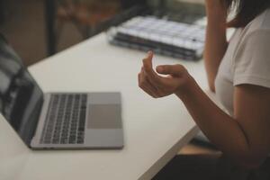 giovane adulto contento sorridente ispanico asiatico alunno indossare cuffie parlando su in linea Chiacchierare incontro utilizzando il computer portatile nel Università città universitaria o a virtuale ufficio. Università femmina alunno apprendimento a distanza. foto