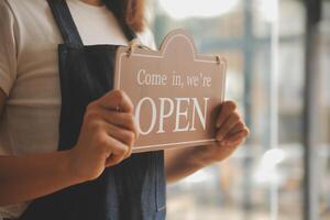 avvio di successo della piccola impresa titolare sme bellezza ragazza stand con tablet smartphone nel ristorante caffetteria. ritratto di donna asiatica abbronzata barista barista proprietario. concetto di business venditore imprenditore PMI foto