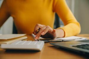 giovane donna piccolo imprenditore shopping online a casa. prendere nota degli ordini dei clienti con telefoni cellulari. piccolo imprenditore o concetto di stile di vita freelance. foto