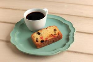 fetta frutta torta con un' tazza di caffè foto