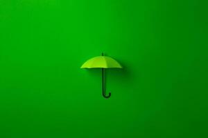 verde ombrello isolato su viola sfondo. foto