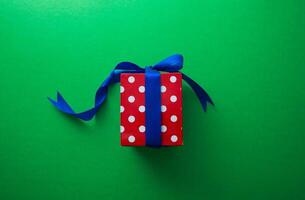 rosso regalo scatola con blu nastro foto