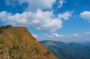 bellissimo montagna gamma e campeggio su khao san nok wua kanchanaburi.khao san nok wua è il massimo montagna nel khao laem nazionale parco. esso è 1767 metri sopra mare livello. foto