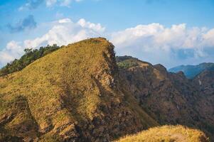 bellissimo montagna gamma e campeggio su khao san nok wua kanchanaburi.khao san nok wua è il massimo montagna nel khao laem nazionale parco. esso è 1767 metri sopra mare livello. foto