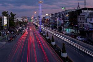 Rayong, Tailandia, 2023 - sera traffico nel Rayong Provincia foto