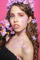 bellissimo ragazza con fiori nel nel capelli foto