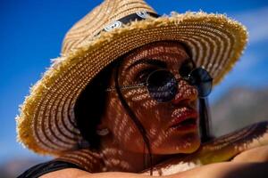 donna nel bikini e cannuccia cappello dire bugie su tropicale spiaggia foto