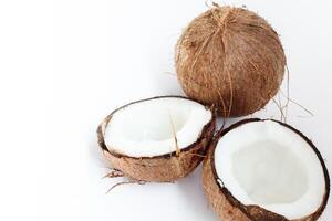 maturo noci di cocco e metà Noce di cocco su bianca sfondo foto