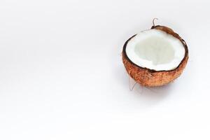 metà di Noce di cocco avvicinamento su un' bianca sfondo foto