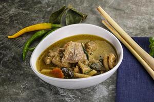 tailandese verde curry la minestra con basilico foto