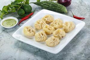 nepalese al vapore Ravioli momo con salse foto