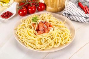pasta spaghetti con salmone e stracciatella foto